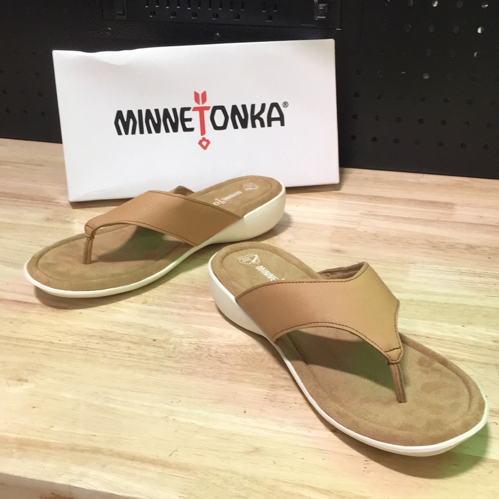 New WB Woman’s Minnetonka Tan Leather Thong Sandals